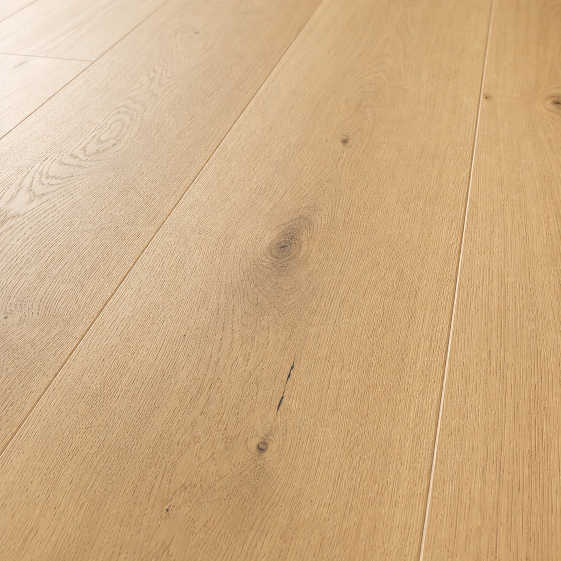 Close-up of of the wood grain and texture of Character Oak Matt Lacquered 190mm engineered wooden flooring.